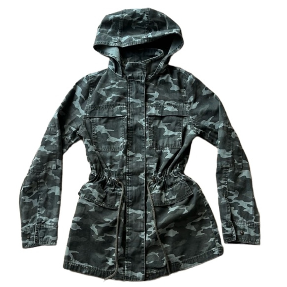 WOMENS HOODED CAMOUFLAGE JACKET 3/4 LENGTH TIE AT WAIST HIGH NECKLINE SIZE: XS